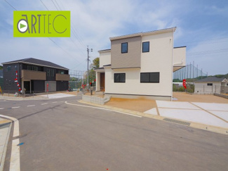 【前面道路含む現地写真】 | 【前面道路】
前面道路は毎日の駐車の出し入れで大事なポイントです！
車種によっても便利・不便がありますのでご確認ください♪