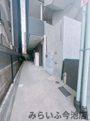 【外観】 | ブリス | 東側出入口