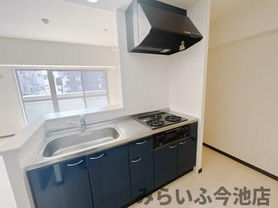 【キッチン】 | ブリス | 収納多数（他部屋写真のため現物反転）