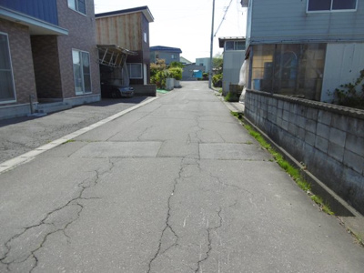 【前面道路含む現地写真】 | 黒石市花園町土地(古家付き)