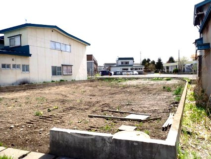 【前面道路含む現地写真】 | 黒石市花園町　土地90坪　更地