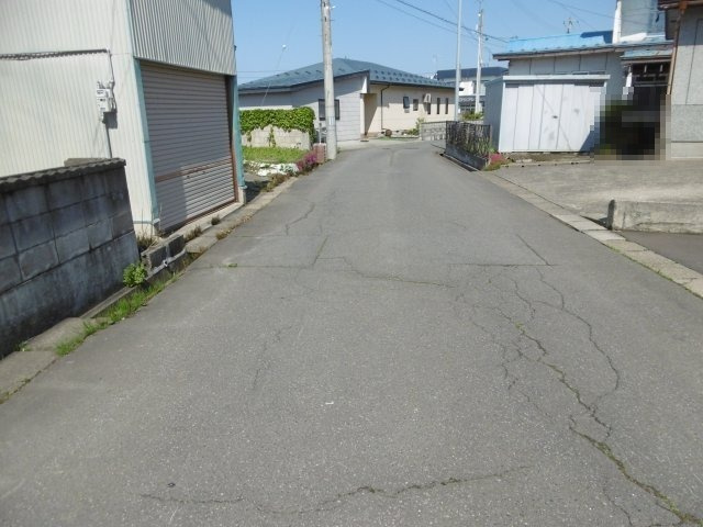 【前面道路含む現地写真】 | 黒石市花園町土地(古家付き)