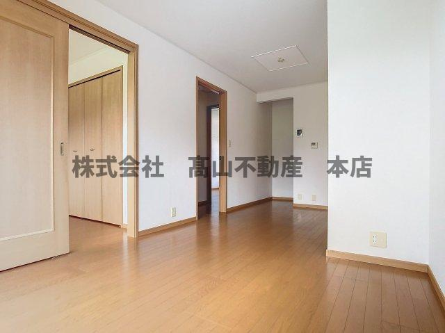 カルム・ヴィラⅡの居間・リビング