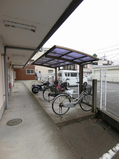 【その他共用部分】 | 屋根付きの駐輪場があるので雨が降っても安心です☆荷物が重いときに自転車があれば助かりますね！