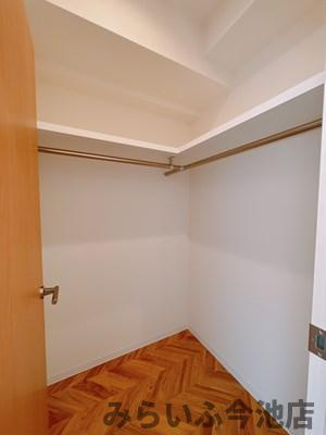 【収納】 | レジデンシア今池 | ウォークインクローゼット　イメージ画（他部屋写真のため反転）