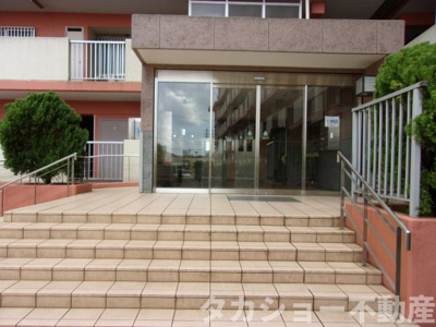 【エントランス】 | 高品ハイツ2号棟 | ゆとりのあるエントランスです