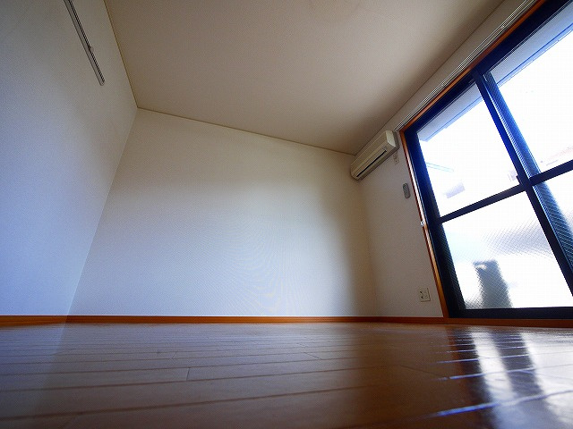 サンシャインハイツの寝室|広くて明るい寝室