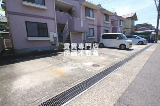 アミューズメントＢ棟の駐車場|敷地内空き有り（空き１台／2023.05.10付）：4,400円（税込）仲介手数料：賃料1.1ヶ月分（税込）
※空き状況都度要確認