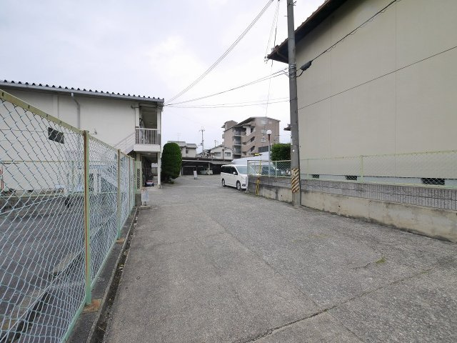 メゾン紀寺モータープールの駐車場