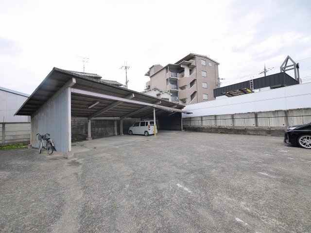メゾン紀寺モータープールの駐車場