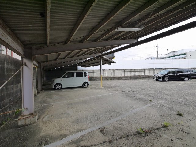 メゾン紀寺モータープールの駐車場