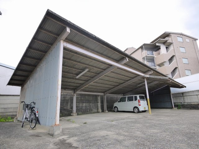 メゾン紀寺モータープールの駐車場