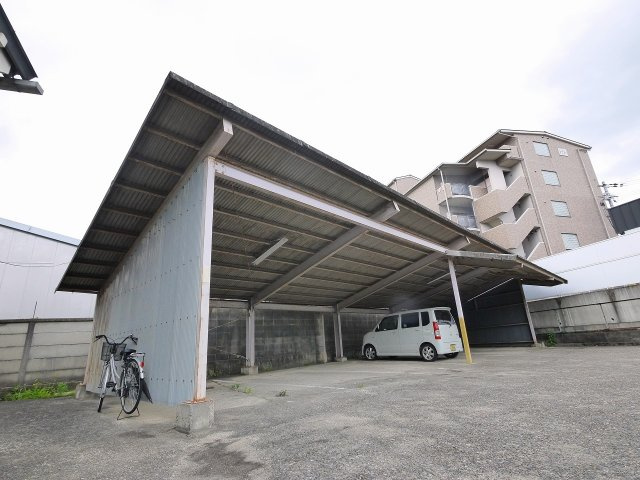 メゾン紀寺モータープールの駐車場