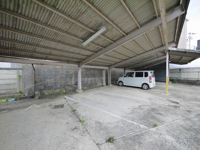 メゾン紀寺モータープールの駐車場