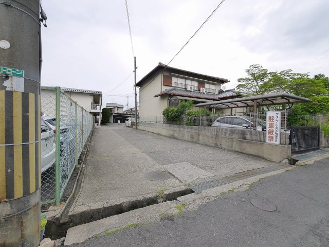メゾン紀寺モータープールの外観