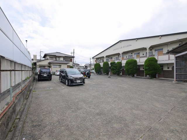 メゾン紀寺モータープールの駐車場
