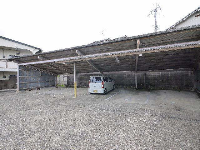 メゾン紀寺モータープールの駐車場