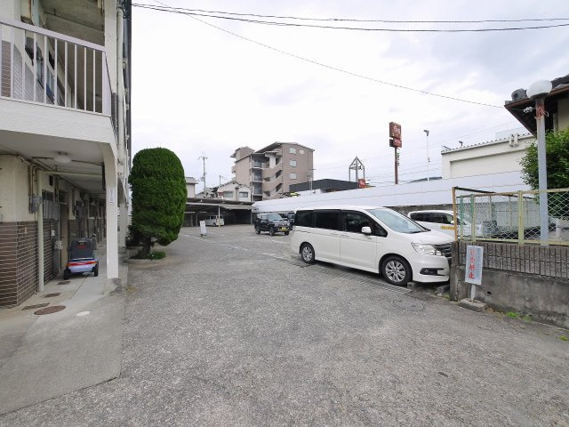 メゾン紀寺モータープールの駐車場