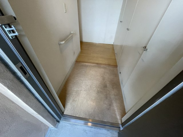 西宮市薬師町の賃貸マンションの玄関