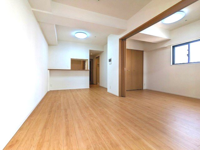 ラドゥセール秋葉原の内装|角部屋２面採光明るく開放感ある室内です