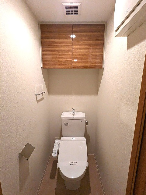 ラドゥセール秋葉原のトイレ|洗面室と独立した温水洗浄便座です