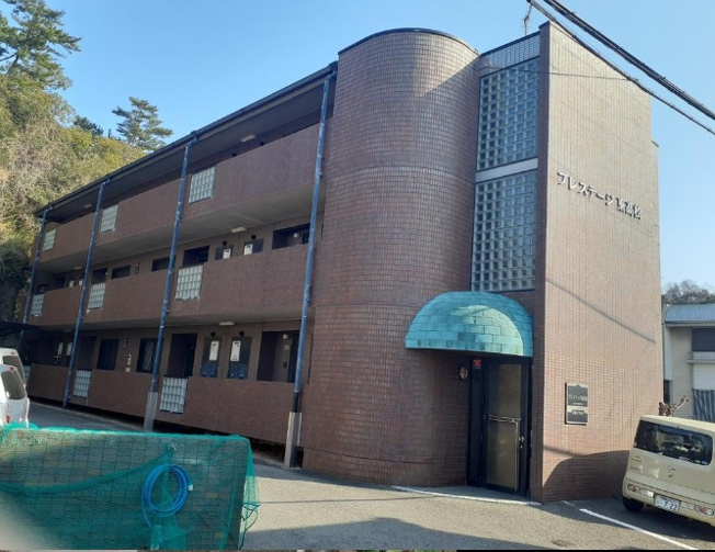 【外観】 | プレステージ東高松 | 平成7年築、3階建てマンションの2階部分のお部屋です。