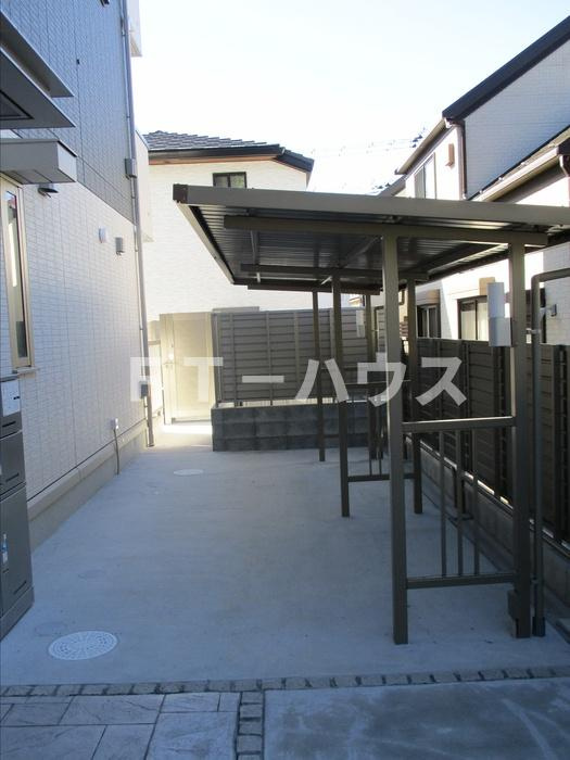 千葉市花見川区検見川町３丁目のアパートのエントランス