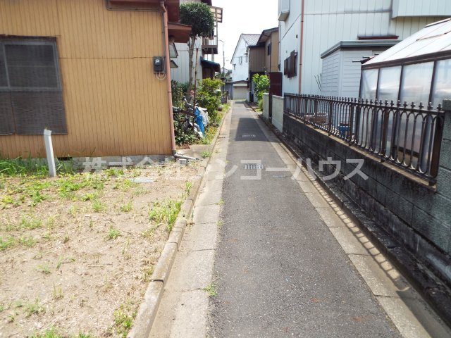【前面道路含む現地写真】 | 加須市柳生　土地 | 前面道路は幅員が約2.3ｍ。