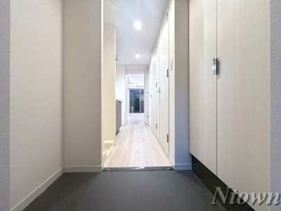 【玄関】 | プレサンス上前津エレスタ | 収納もある玄関です