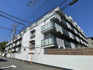 【外観】 | 現地（2023年5月）撮影
低層住居専用地域にあるため、まわりに高い建物は少ないです。