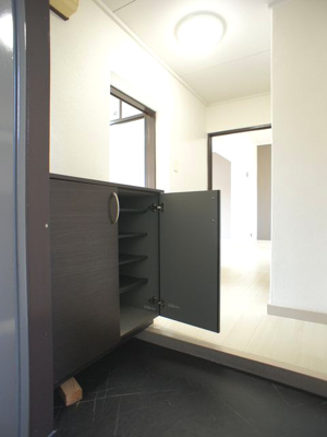 【玄関】 | アワノハイツ | たくさん収納できるシューズボックスが付いています♪