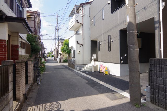 越谷市下間久里　新築戸建ての前面道路含む現地写真