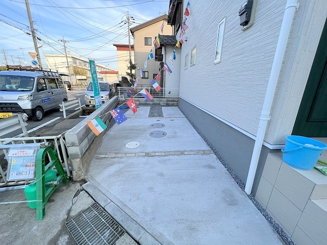 八潮市浮塚　新築戸建　全1棟の駐車場|同施工会社の参考写真になります。