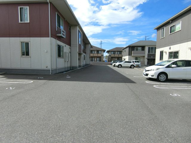 ウィングヴューC棟の駐車場