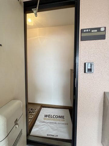 サン・ルミエールB棟の玄関