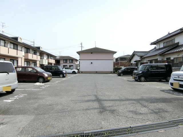 サン・ルミエールB棟の駐車場