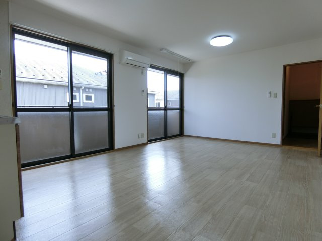 サン・ルミエールB棟の居間・リビング