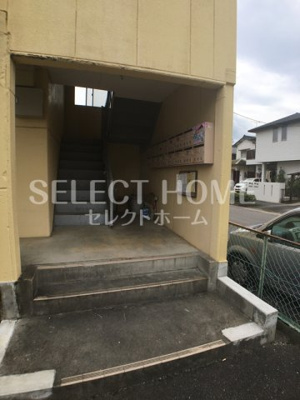 【エントランス】 | リバーサイドハウス | 清潔なエントランスです