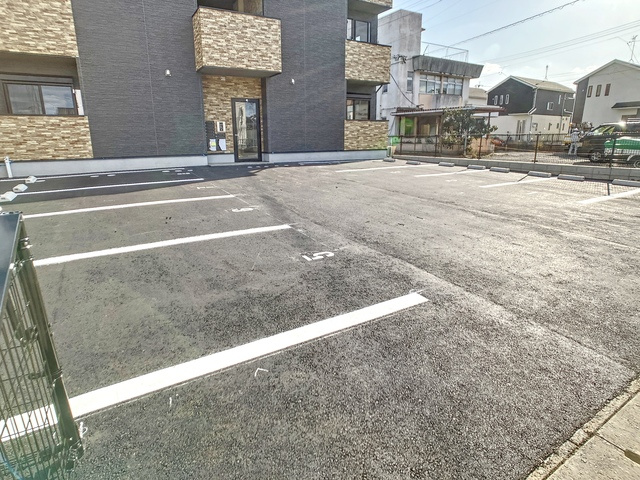 直方市大字感田のアパートの駐車場