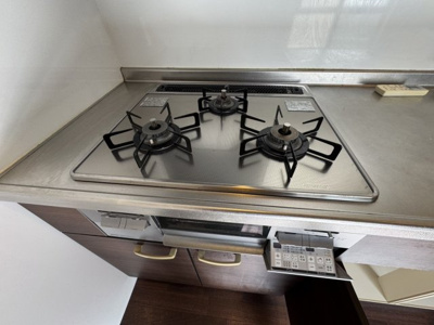 【キッチン】 | 初声ビレッジ長浜海岸Ⅱ | ３口コンロ