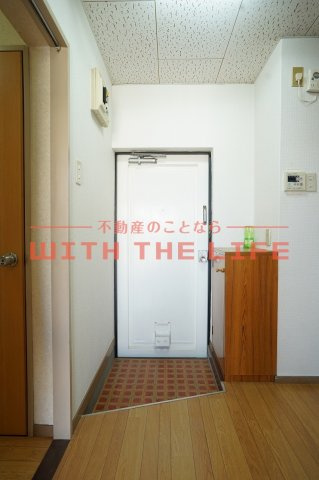 アールズプレイス城南【キャッシュバック対象物件】の玄関|明るい玄関です