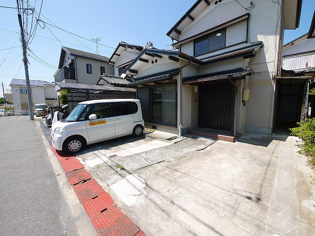 木津八ヶ坪貸家の駐車場|駐車場完備です