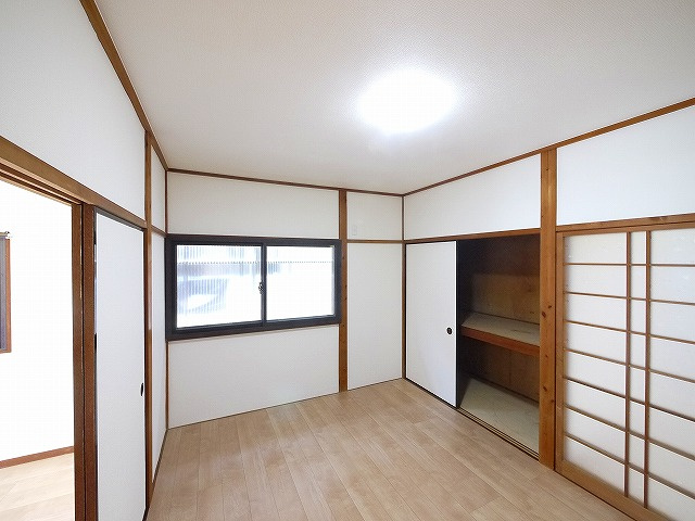 木津八ヶ坪貸家の洋室|使い勝手のいい洋室です