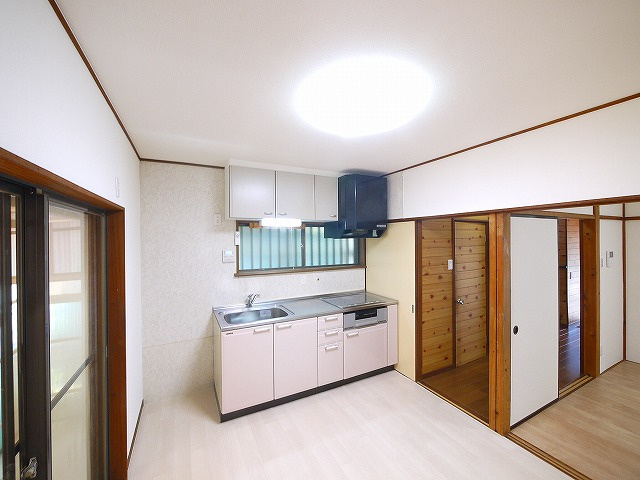 木津八ヶ坪貸家のキッチン|コンパクトなキッチンで掃除もラクラク