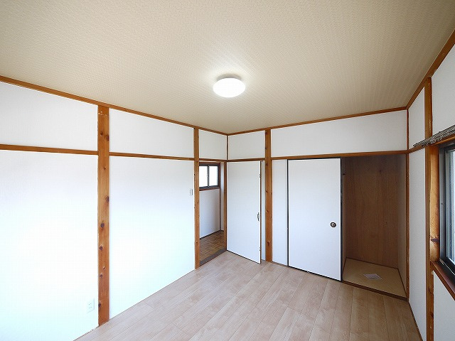 木津八ヶ坪貸家の洋室|広々とした洋室です