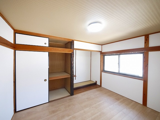 木津八ヶ坪貸家の洋室|ゆったりした洋室です
