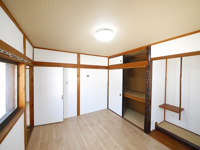 木津八ヶ坪貸家の寝室|広くて明るい寝室