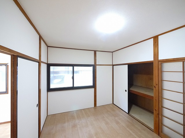 木津八ヶ坪貸家の洋室|使い勝手のいい洋室です
