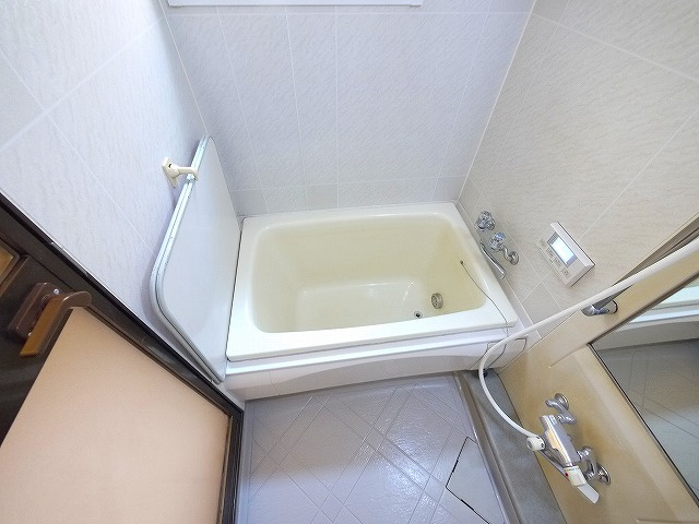 木津八ヶ坪貸家の浴室|日々の暮らしに欠かせないお風呂です