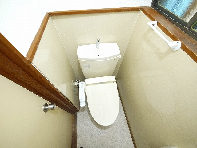 木津八ヶ坪貸家のトイレ|シンプルで使いやすいトイレです